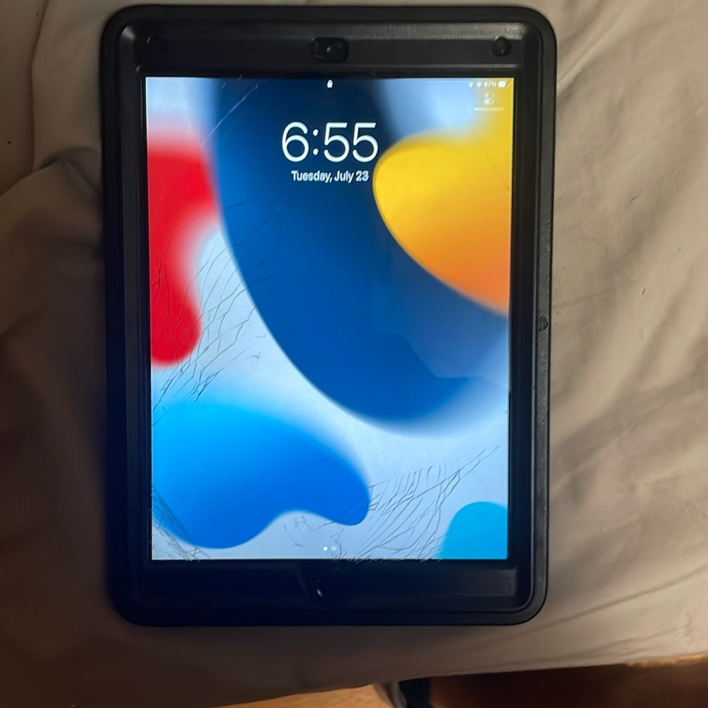 Working IPad 5th generation. 32GB.